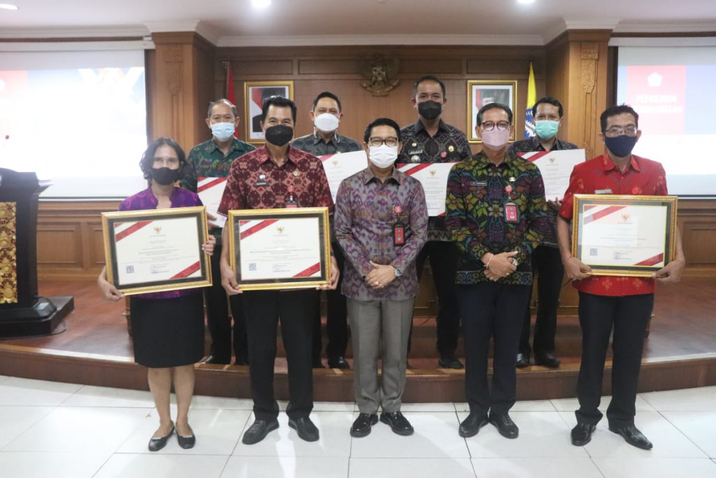 Serahkan Piagam Penghargaan Kepatuhan Pelayanan Publik di Kabupaten Badung, Sekda Adi Arnawa Berharap Tingkatkan Kualitas Pelayanan